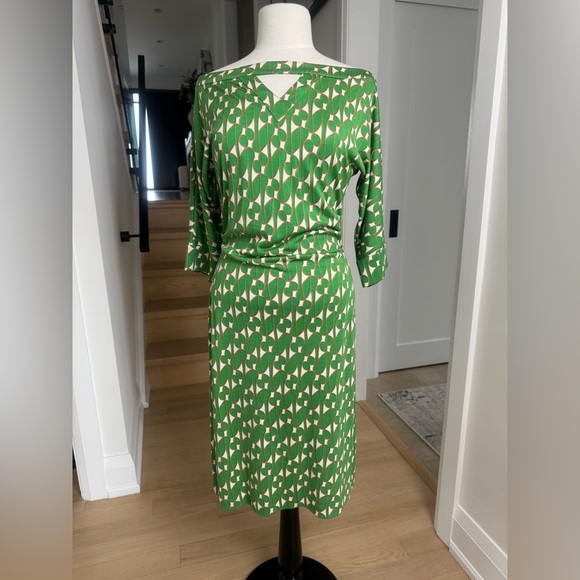 Diane Von Furstenberg Dresses & Skirts - Diane Von Furstenberg Silk Green Patterned 3/4 Sleeve Dress Size 10